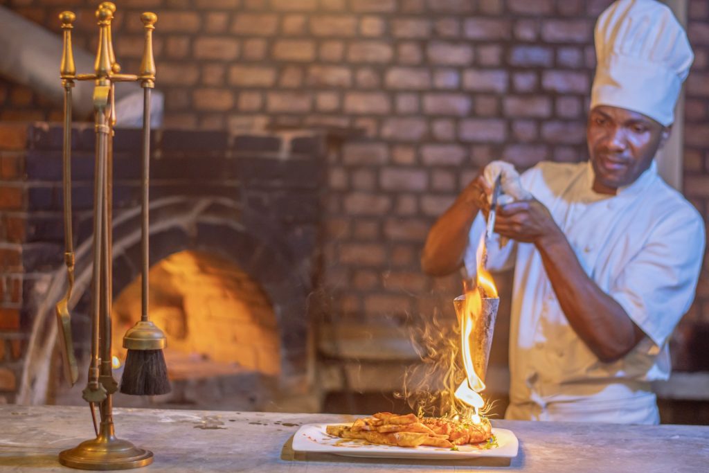 Chef flambant un plat délicieux