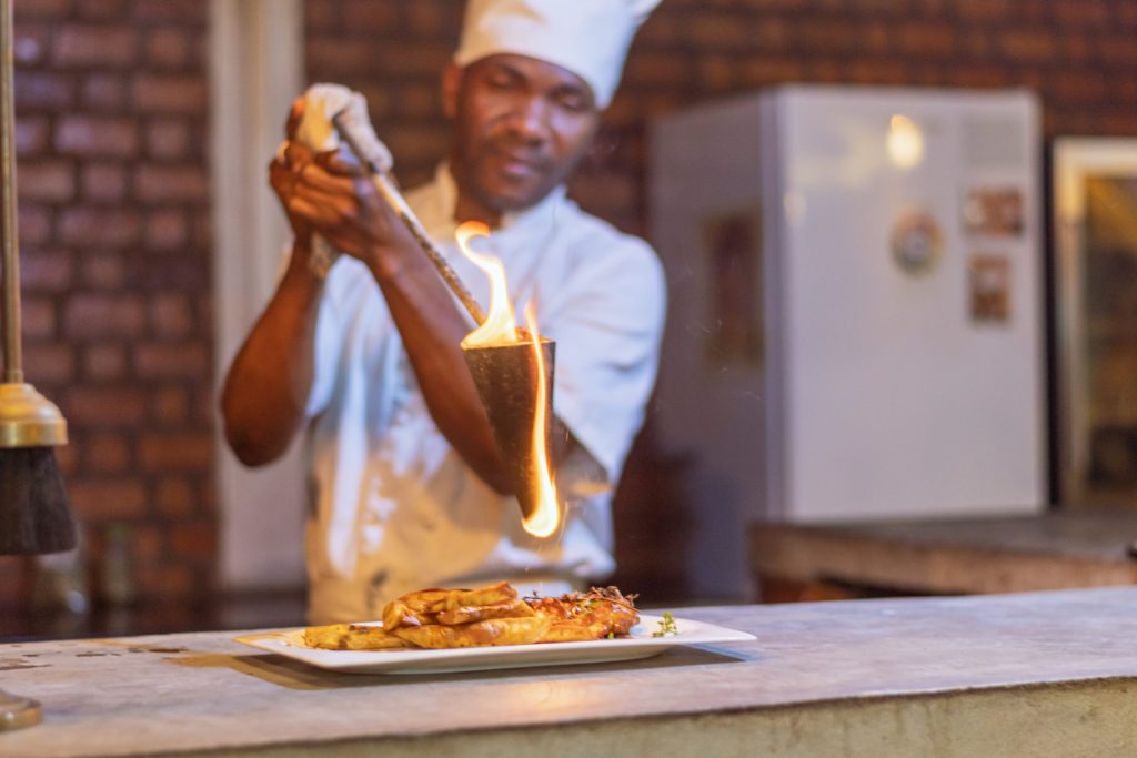 Chef avec plat en feu