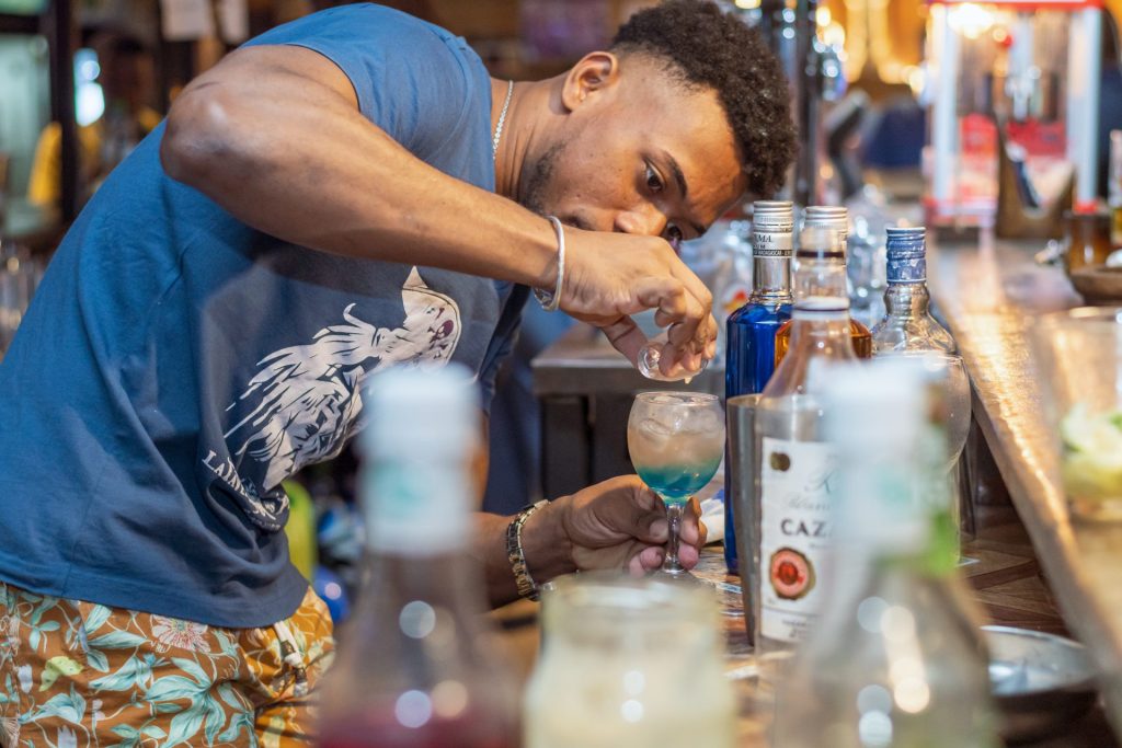 Barman préparant un cocktail coloré