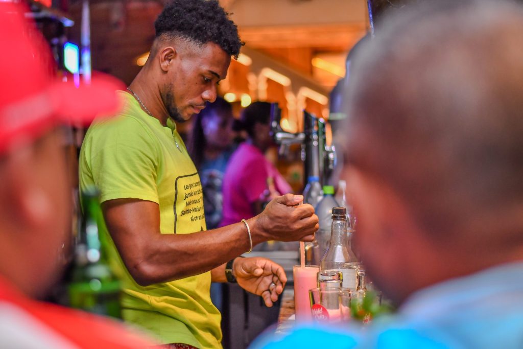 Barman préparant des boissons colorées
