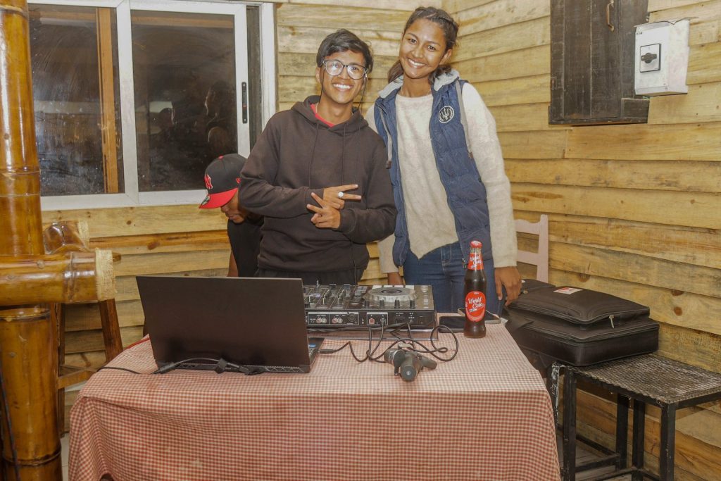 Personnes souriantes derrière un DJ