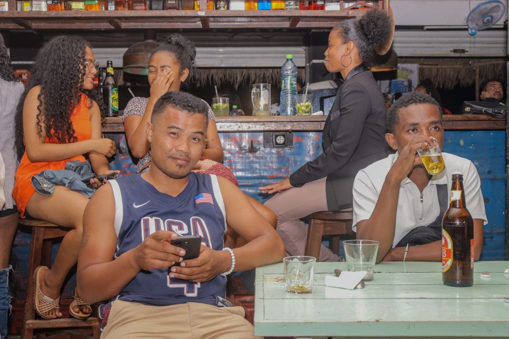 Gens s'amusant dans un bar