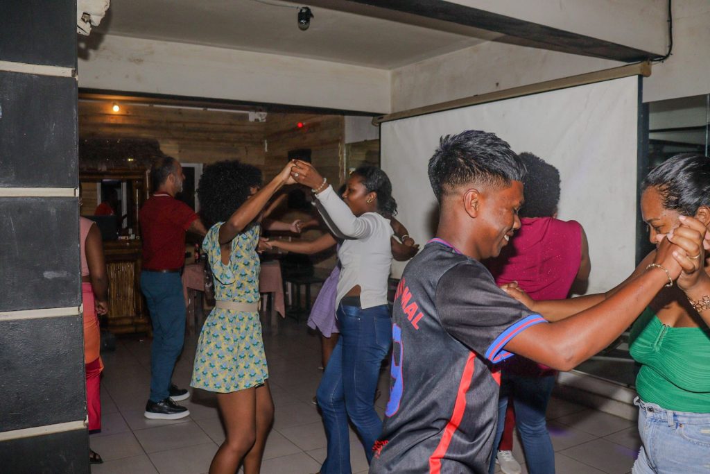 Gens dansent dans un salon